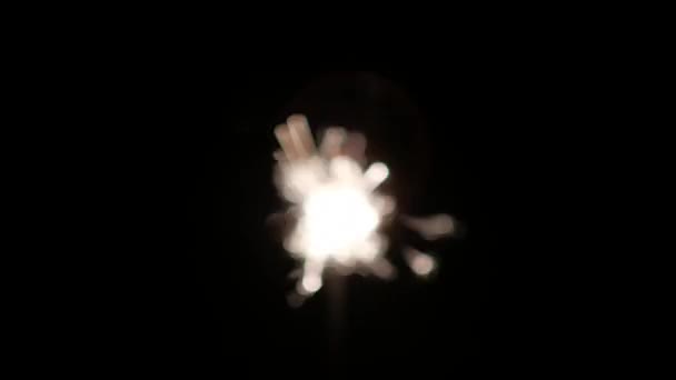 Закри - Sparkler горить в темряві, на чорному фоні, яскраві іскри, Uhd 4 к — стокове відео