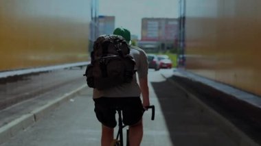 bir bisikletçi bir yol bisikleti Rides
