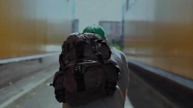 Sakallı adam yaz gün, siyah şort, yeşil şapka, gözlük, sırt çantası siyah Vintage Bisiklete biniyor