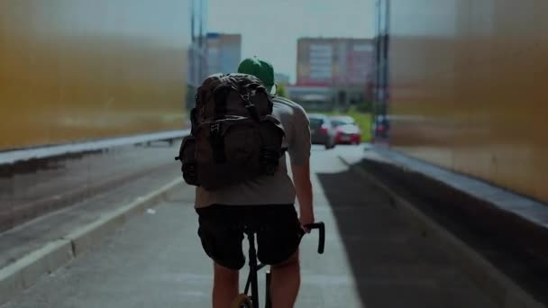 Un cycliste roule sur un vélo de route — Video