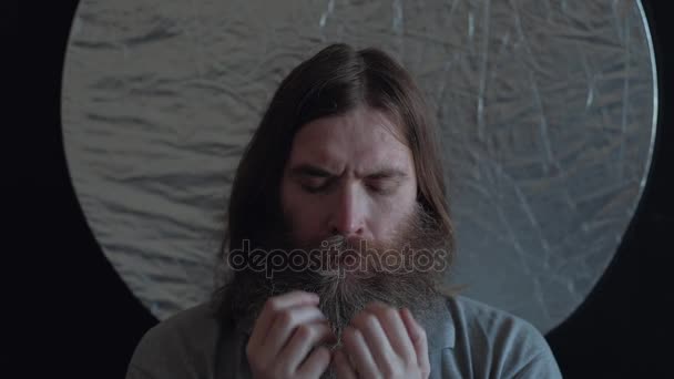 Triest peinzende Man met een baard aanraken van je gezicht — Stockvideo