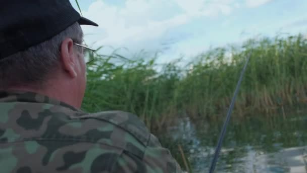 Anciano pescando en el río en verano — Vídeo de stock