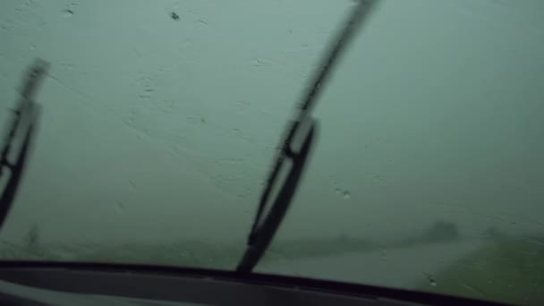Foul väder på Road, stormvarning, föraren väntar dåligt väder i bilen, torkaren klarar inte av regnet — Stockvideo