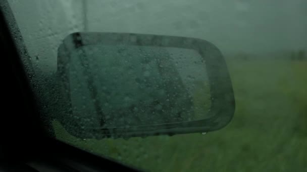 Faul hava yolu üzerinde fırtına uyarısı, sürücü kötü hava arabada bekler, silecek yağmur ile baş edemez — Stok video