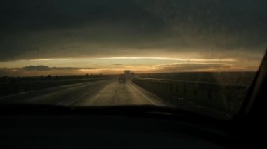 Yağmurlu Yol Trafiğinin Zaman Hızı Yağmurdan Sonra Şehrin Dışında, Büyüleyici Bir Manzaranın Arkasında Gün Batımında