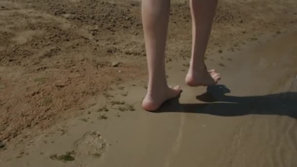 -歩いて、ビーチで砂の中に足跡を残して、砂の上を歩いて足足女性女の子のシーンを撮影します。 — ストック動画