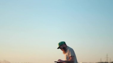 Çiftçi buğday alanı ve dijital Tablet iş için kullanma içinde büyük sakal kalmak ile olgun