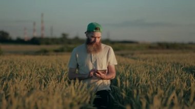 Çiftçi belgili tanımlık tarla bitkileri ile size yürür ve dijital Tablet, tarımda ileri teknolojilerin Ziraat Mühendisi kullanımı sonucu yazar