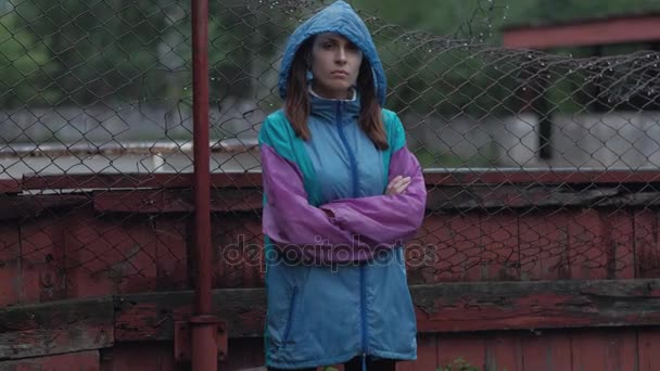 Portrait of a Serious Woman, Sternly Looking at the Camera, Leaning on the Old Bar, the Camera in Motion — Stock Video