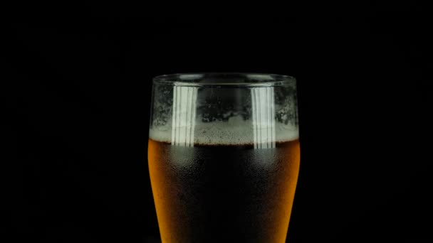 特写： 新鲜酒吧啤酒 — 图库视频影像