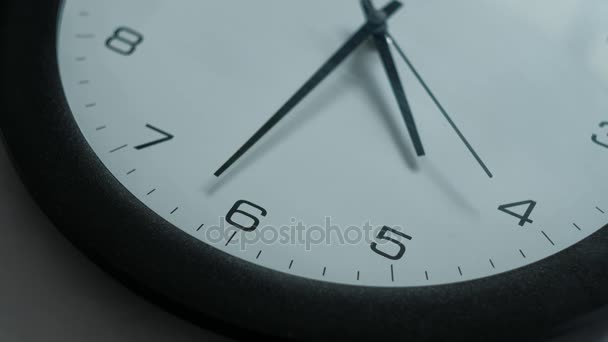 Horloge bureau sur mur — Video