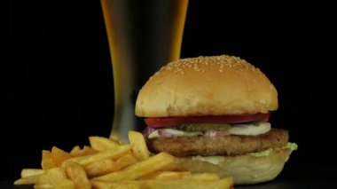büyük lezzetli hamburger tavuk, bira ve kızarmış patates patates ile