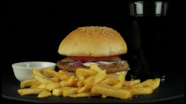 büyük lezzetli hamburger tavuk, kola ve patates patates ile