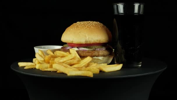 Stora läckra hamburgare med kyckling, cola och frites potatis — Stockvideo