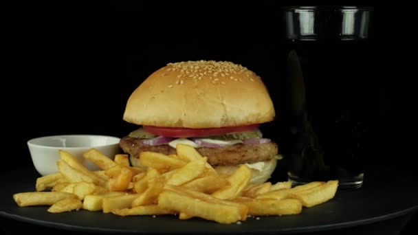 Stora läckra hamburgare med kyckling, cola och frites potatis — Stockvideo