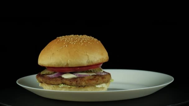 Sappige Amerikaanse Hamburger — Stockvideo