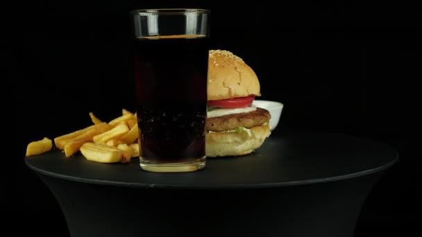 Большой вкусный бургер с курицей, колой и картошкой фри — стоковое видео