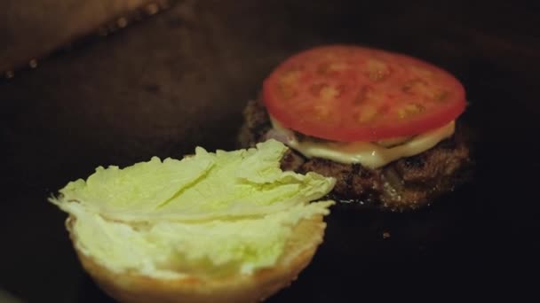 Κλείσιμο μέχρι - τηγανισμένο Burger Patty — Αρχείο Βίντεο