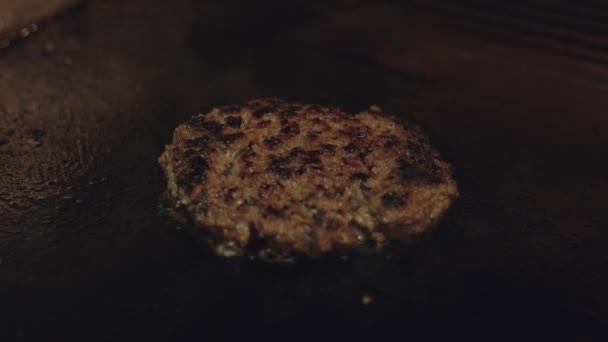 Close up - Burger Patty smażone — Wideo stockowe