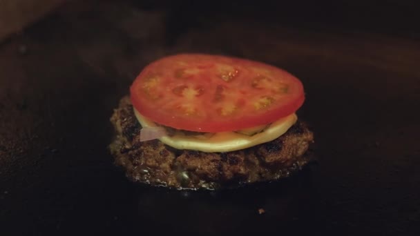 Κλείσιμο μέχρι - τηγανισμένο Burger Patty — Αρχείο Βίντεο