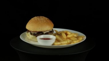 lezzetli burger biftek ve patates