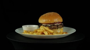 lezzetli burger biftek ve patates