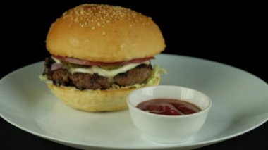 akşam yemeği için taze hazırlanmış hamburger