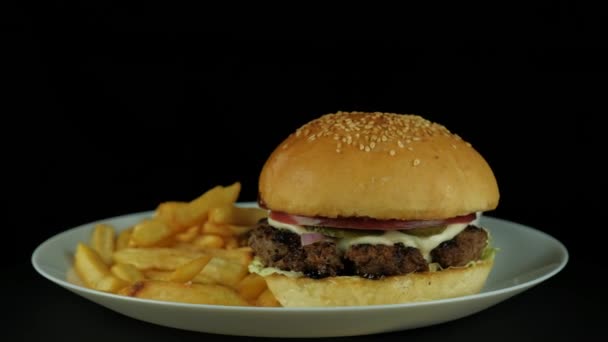 Świeżo przygotowane Burger do filmowania z menu restauracji — Wideo stockowe