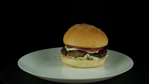 Sajt Burger grillezett marhahús Patty, savanyúság, paradicsom és saláta — Stock videók