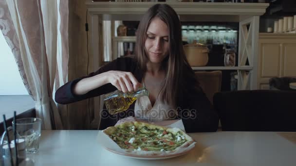 美しい若い女性のレストランでピザを食べるします。幸せで楽しいライフ スタイルです。健康とジャンク フードの概念. — ストック動画