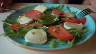 Şehir kafede oturmuş salata yemek erkek