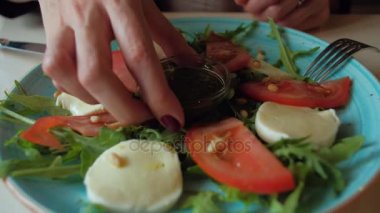 Şehir kafede oturmuş salata yemek erkek