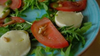 Şehir kafede oturmuş salata yemek erkek