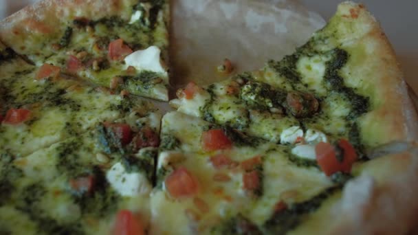 Свіжа піца в піцерії — стокове відео