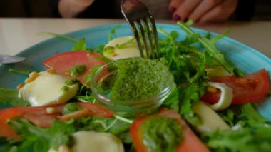 Şehir kafede oturmuş salata yemek erkek