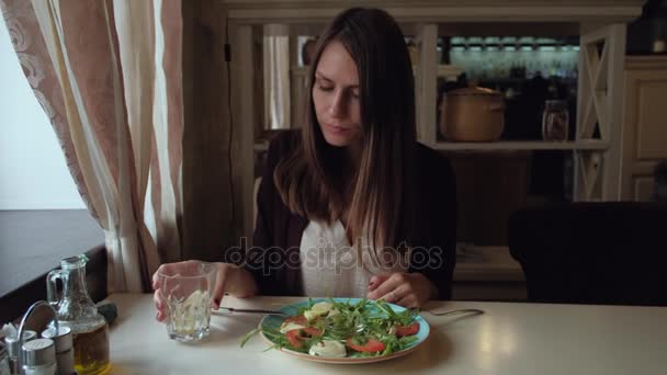 Ensalada femenina sentada en la cafetería de la ciudad — Vídeos de Stock