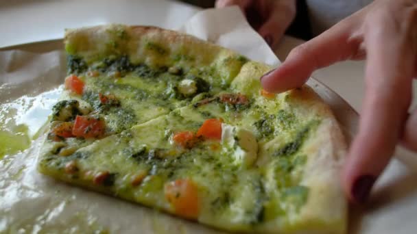 Свежеприготовленная пицца в пиццерии — стоковое видео