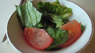 Şehir kafede oturmuş salata yemek erkek