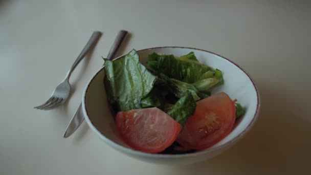 Frau isst Salat im Café in der Stadt — Stockvideo