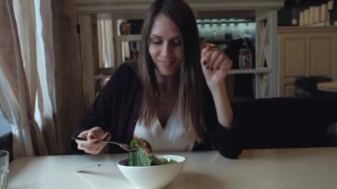 Şehir kafede oturmuş salata yemek erkek