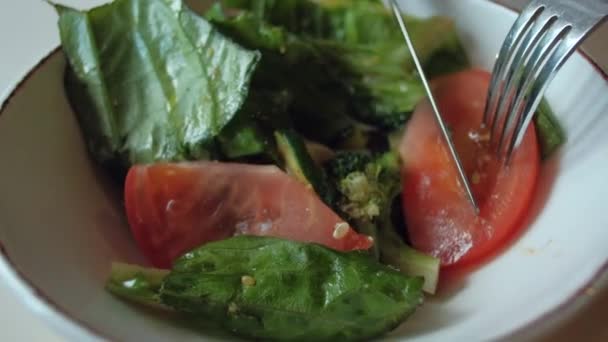 Feminino comer salada sentado no café na cidade — Vídeo de Stock