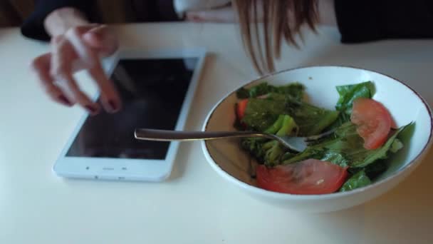 Kvinna äta sallad sitter i café i city — Stockvideo