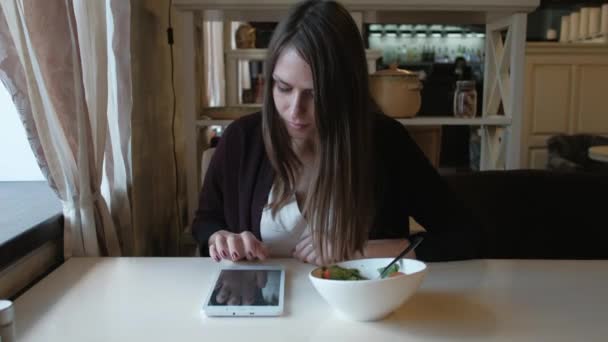 Honan äter lunch på ett café i stan. — Stockvideo