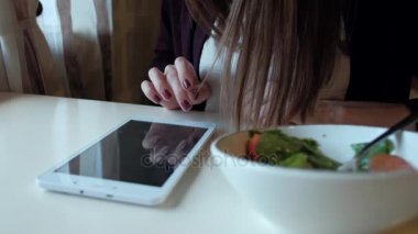 Şehir kafede oturmuş salata yemek erkek