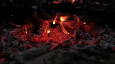 Yangında smoldering kömür.