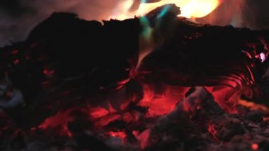 Kitabın içinde ateş yakıyor