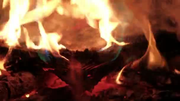 Le livre brûle dans le feu 