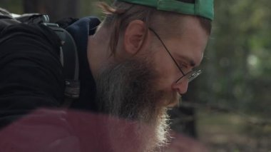 adam açık havada tablet ile.