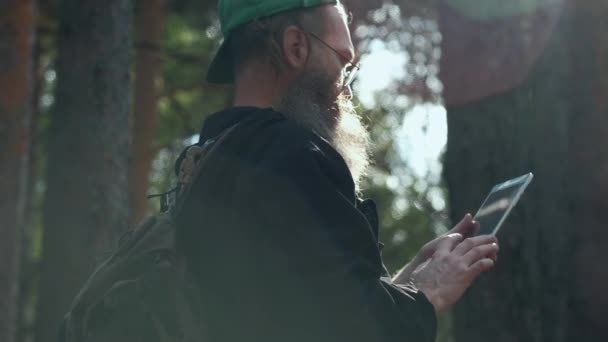 Homme avec tablette numérique à l'extérieur . — Video