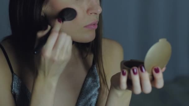 Het meisje make-up op te zetten. — Stockvideo